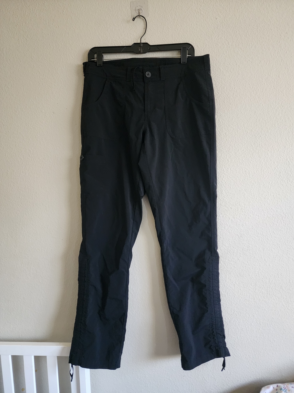 The North Face Women’s Black Hiking Cargo Pants Size 12 Reg 32 Inseam Cinch Hem